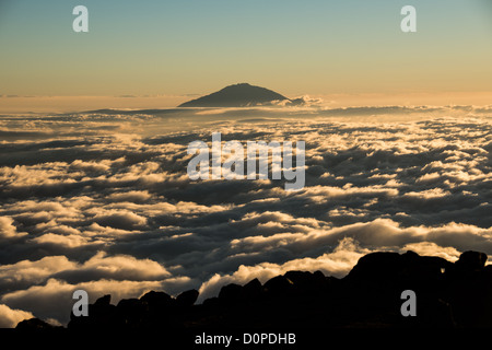 MONT KILIMANDJARO, Tanzanie — le sommet du Mont Meru traverse les nuages comme vu depuis le glacier Arrow sur la route Lemosho du Mont Kilimandjaro. Banque D'Images