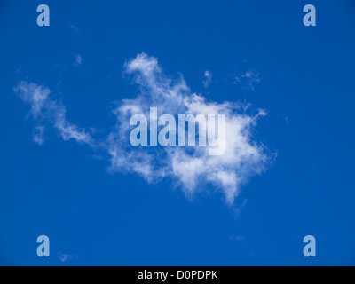 Ciel bleu avec des petits nuages blancs Banque D'Images