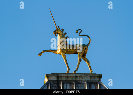 Cial doré Unicorn - une des deux sculptures de David McFall sur le toit de l'hôtel de ville anciennement le Council House à Bristol au Royaume-Uni Banque D'Images