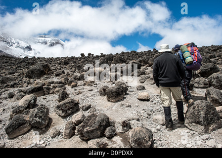 Le mont Kilimandjaro, Tanzanie - les randonneurs sur les sentiers du désert « je clique sur le mont Kilimandjaro Lemosho Route. Ces images ont été prises sur le sentier entre Moir Hut Camp et Lava Tower à environ 14 500 pieds. Le sommet est dans la distance à gauche. Banque D'Images