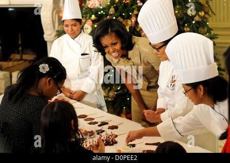 Première Dame Michelle Obama accueille les familles de militaires et leurs enfants à la Maison Blanche le 28 novembre 2012 à Washington, DC. Mme Obama et les enfants ont travaillé sur la création des décorations de Noël et décoration maison de friandises. Banque D'Images