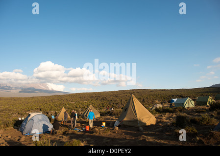 Le mont Kilimandjaro, TANZANIE - La fin d'après-midi les captures les tentes à Shira camp 1 sur le mont Kilimandjaro. Au loin, à gauche, est le sommet de la montagne, en grande partie caché par les nuages. Banque D'Images