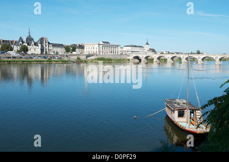 Bateau sur la Loire dans la ville de Saumur, Loire Valley, France Banque D'Images