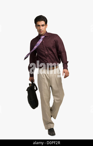 Portrait of a businessman pulling un sac Banque D'Images