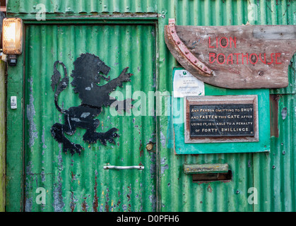 Lion Boathouse.Corrugated bâtiment en fer et de vieux panneaux sur l'île d'Eel Pie qui abrite une communauté créative - Twickenham, Grand Londres Banque D'Images