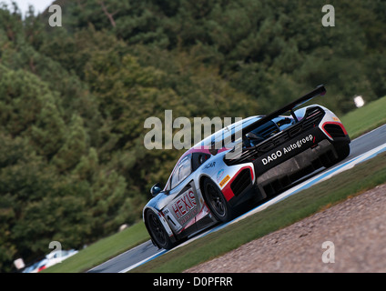 La Mclaren MP4-12c GT d'Hexis Racing à Donington Park, bien que concurrentes dans le Championnat du Monde FIA GT1. Banque D'Images