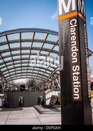 La station de métro la plus proche entre Clarendon Boulevard Wilson et Clarendon Blvd N Highland St dans le Clarendon près de Arlington, VA. Banque D'Images