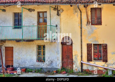 Deux étages vieille maison abandonnée en Piémont, Italie du Nord. Banque D'Images