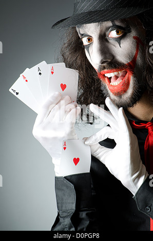 Joker avec cartes dans shoot studio Banque D'Images