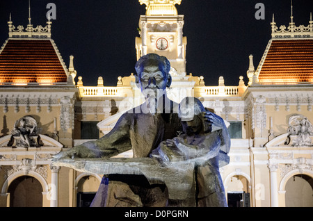 Libre de la statue de Ho Chi Minh (Oncle Ho) devant l'hôtel de ville. Ho Chi Minh City Hall a été construit au début du 20e siècle par le gouvernement colonial français comme l'hôtel de ville de Saigon. Il est également connu sous le nom de Ho Chi Minh ville siège du Comité populaire, en français comme l'Hôtel de Ville de Saigon, et en vietnamien comme Ủy Trụ sở Nhân dân interdiction thành phố Hồ Chí Minh. Banque D'Images