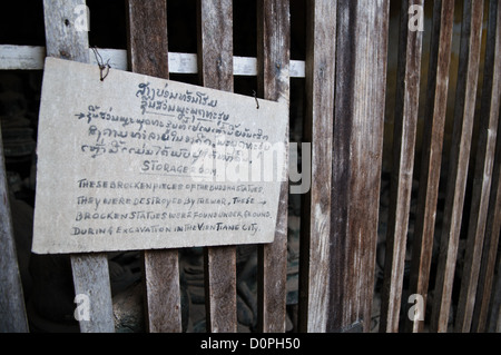 VIENTIANE, Laos - une salle remplie de bouddhas en céramique cassée au Wat Si Saket à Vientiane, au Laos. Construit en 1818, le temple est du Siamois style plutôt que le traditionnel style Lao. Il est maintenant peut-être le plus ancien temple encore debout à Vientiane. Ces statues brisées ont été retirés de la collection principale d'environ 2000 et l'argent en céramique sur l'affichage bouddhas dans les cloîtres. Le signe se lit comme suit : "Ces morceaux cassés des statues du Bouddha. Ils ont été détruits par la guerre. Ces statues ont été brisés trouvés sous terre pendant l'excavation dans la ville de Vientiane. Banque D'Images