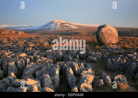 Ingleborough Twistleton de cicatrices dans le Yorkshire Dales Banque D'Images