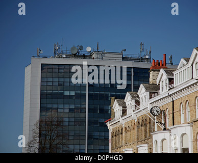 Mâts de télécom sur Coptall Towers de bureaux, dans le centre de Harrogate, Royaume-Uni Banque D'Images