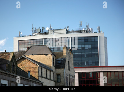 Mâts de télécom sur Coptall Towers de bureaux, dans le centre de Harrogate, Royaume-Uni Banque D'Images