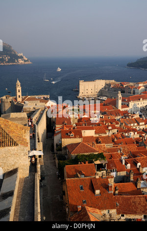 Croatie, Dubrovnik, remparts et ville Banque D'Images