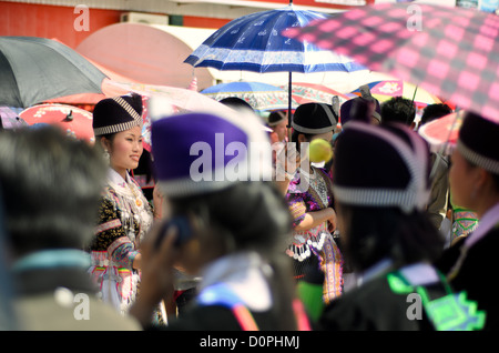 PHONSAVAN, Laos - Les jeunes hommes et femmes Hmong affluent à la Nouvelle Année festival à à Phonsavan au nord-est du Laos. Robe filles Hmong en costumes colorés et engager ball jeux de catch dans le cadre d'un rituel traditionnellement conçu pour trouver un mari. Les habitants de la région sont majoritairement d'ethnie Hmong. Banque D'Images