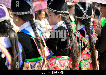 PHONSAVAN, Laos - Les jeunes hommes et femmes Hmong affluent à la Nouvelle Année festival à à Phonsavan au nord-est du Laos. Robe filles Hmong en costumes colorés et engager ball jeux de catch dans le cadre d'un rituel traditionnellement conçu pour trouver un mari. Les habitants de la région sont majoritairement d'ethnie Hmong. Banque D'Images