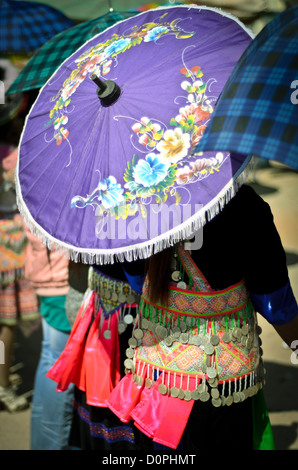 PHONSAVAN, Laos - Les jeunes hommes et femmes Hmong affluent à la Nouvelle Année festival à à Phonsavan au nord-est du Laos. Robe filles Hmong en costumes colorés et engager ball jeux de catch dans le cadre d'un rituel traditionnellement conçu pour trouver un mari. Les habitants de la région sont majoritairement d'ethnie Hmong. Banque D'Images