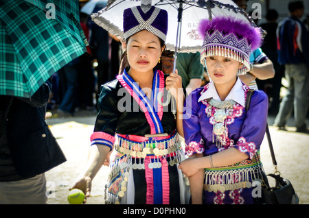 PHONSAVAN, Laos - Les jeunes hommes et femmes Hmong affluent à la Nouvelle Année festival à à Phonsavan au nord-est du Laos. Robe filles Hmong en costumes colorés et engager ball jeux de catch dans le cadre d'un rituel traditionnellement conçu pour trouver un mari. Les habitants de la région sont majoritairement d'ethnie Hmong. Banque D'Images