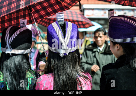 PHONSAVAN, Laos - Les jeunes hommes et femmes Hmong affluent à la Nouvelle Année festival à à Phonsavan au nord-est du Laos. Robe filles Hmong en costumes colorés et engager ball jeux de catch dans le cadre d'un rituel traditionnellement conçu pour trouver un mari. Les habitants de la région sont majoritairement d'ethnie Hmong. Banque D'Images