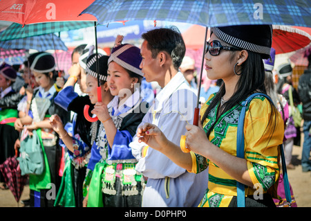 PHONSAVAN, Laos - Les jeunes hommes et femmes Hmong affluent à la Nouvelle Année festival à à Phonsavan au nord-est du Laos. Robe filles Hmong en costumes colorés et engager ball jeux de catch dans le cadre d'un rituel traditionnellement conçu pour trouver un mari. Les habitants de la région sont majoritairement d'ethnie Hmong. Banque D'Images