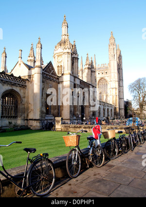 Bicyclettes à l'extérieur de Kings College, Cambridge, Royaume-Uni Banque D'Images