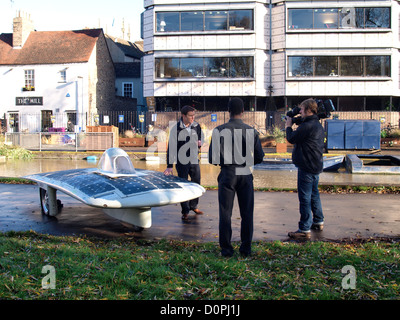 Présentatrice TV interviewant et étudiant en génie de l'Université de Cambridge à alimentation solaire voiture. Novembre 2012, UK Banque D'Images