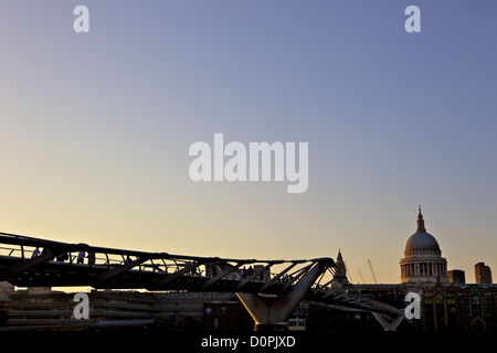 Millennium Bridge et la Cathédrale St Paul à partir de la rive sud de la Tamise, Londres, Angleterre Banque D'Images