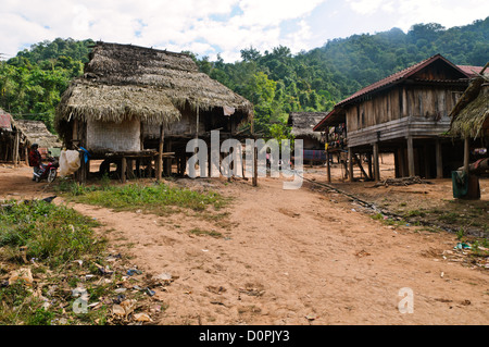 Village de Lakkhamma maisons de toit de chaume Luang Namtha Laos // LUANG NAMTHA, Laos — Une rue de terre traverse le village de Lakkhamma dans la province de Luang Namtha au nord du Laos. Le village a été créé dans le cadre d'un projet de développement conjoint entre le gouvernement lao et la Commission européenne. La province de Luang Namtha est située dans le nord-ouest du Laos, à la frontière de la Chine et du Myanmar. La province est connue pour ses diverses communautés ethniques et sert de porte d'entrée à la zone protégée nationale de Nam Ha. Le village de Lakkhamma représente une partie des initiatives plus larges de développement rural dans la région. La Commission européenne Banque D'Images