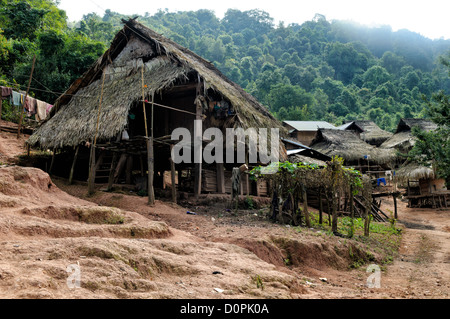 Village de Lakkhamma maisons traditionnelles Luang Namtha Laos // LUANG NAMTHA, Laos — Une rue de terre traverse le village de Lakkhamma dans la province de Luang Namtha au nord du Laos. Le village a été créé dans le cadre d'un projet de développement conjoint entre le gouvernement lao et la Commission européenne. La province de Luang Namtha est située dans le nord-ouest du Laos, à la frontière de la Chine et du Myanmar. La province est connue pour ses diverses communautés ethniques et sert de porte d'entrée à la zone protégée nationale de Nam Ha. Le village de Lakkhamma représente une partie des initiatives plus larges de développement rural dans la région. La Commission européenne Banque D'Images
