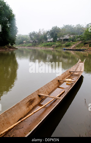 LUANG NAMTHA, Laos — des bateaux en bois reposent sur les rives de la rivière Nam Tha à Luang Namtha, au nord du Laos. Ces navires traditionnels sont des outils essentiels de transport et de pêche pour les communautés locales, démontrant l'importance durable de la vie fluviale dans cette région. Banque D'Images