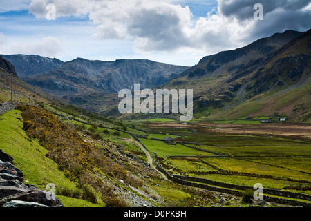 Visualiser jusqu'Nant Ffrancon Glyder Glyder Fawr vers Fach et Y Garn. Pays de Galles Snowdonia Banque D'Images