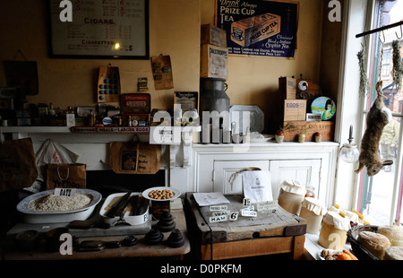 Un vieux magasin d'achats dans le Black Country Living Museum. Banque D'Images