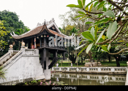 HANOI, Vietnam — la petite Pagode historique One Pillar se trouve au centre d'un petit étang près du musée Ho Chi Minh dans le quartier de Ba Dinh à Hanoi. C’est l’un des temples les plus emblématiques du Vietnam et remonte au XIe siècle. Banque D'Images