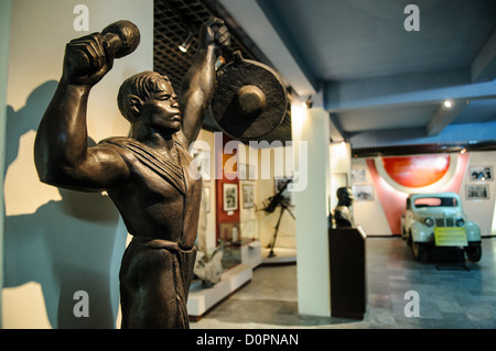 HANOI, Vietnam — « gongs battants », une statue de bronze créée par l'artiste Mo Lo Kai en 1970, est exposée au Musée d'histoire militaire du Vietnam. Cette œuvre représente une partie importante du patrimoine artistique militaire du Vietnam de la période de guerre. La sculpture démontre l'intersection de l'histoire militaire et de l'expression culturelle à une époque charnière de l'histoire du Vietnam. Banque D'Images