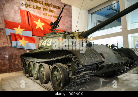 HANOI, Vietnam — Un char capturé est exposé dans la zone d'exposition extérieure du Musée d'histoire militaire du Vietnam. Ce véhicule blindé représente l'un des nombreux équipements militaires préservés de la période du conflit. La collection du musée comprend de nombreux exemples de véhicules et d'équipements militaires capturés. Banque D'Images