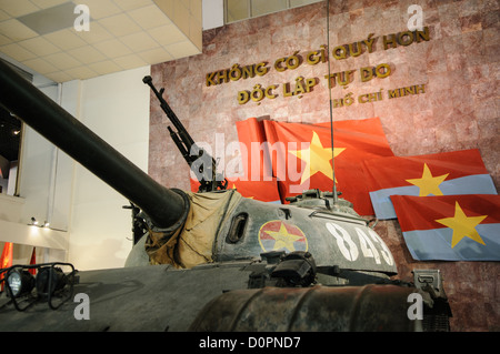 HANOI, Vietnam — Un char capturé est exposé dans la zone d'exposition extérieure du Musée d'histoire militaire du Vietnam. Ce véhicule blindé représente l'un des nombreux équipements militaires préservés de la période du conflit. La collection du musée comprend de nombreux exemples de véhicules et d'équipements militaires capturés. Banque D'Images