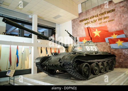 HANOI, Vietnam — Un char capturé est exposé dans la zone d'exposition extérieure du Musée d'histoire militaire du Vietnam. Ce véhicule blindé représente l'un des nombreux équipements militaires préservés de la période du conflit. La collection du musée comprend de nombreux exemples de véhicules et d'équipements militaires capturés. Banque D'Images