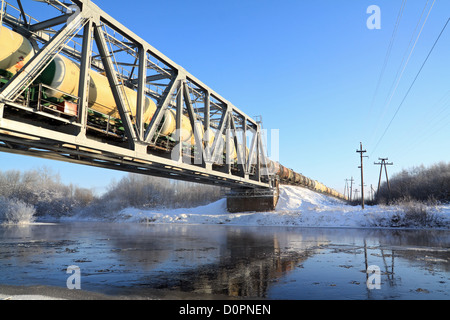 Pont sur la rivière à travers Banque D'Images