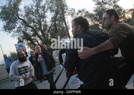 Jérusalem, Israël. 29 novembre 2012. Que la police a réussi à arracher un drapeau palestinien des mains de manifestants qui les empêche de le graver, un homme se jette dans la foule avec un drapeau supplémentaire. Les inspecteurs de s'attaquer à la terre et faire une arrestation. Jérusalem, Israël. 29-Nov-2012. MKs Michael Ben-Ari et Aryeh Eldad, de l'extrême droite Parti Otzma Leyisrael, conduire les activistes dans un drapeau palestinien tentative de gravure au bâtiment des Nations Unies à Jérusalem manifestant contre un État palestinien offre à l'Assemblée générale des Nations Unies à New York. Banque D'Images