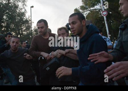 Jérusalem, Israël. 29 novembre 2012. Que la police a réussi à arracher un drapeau palestinien des mains de manifestants qui les empêche de le graver, un homme barbu (centre) s'exécute dans la foule avec un drapeau supplémentaire. Les inspecteurs de s'attaquer à la terre et faire une arrestation. Jérusalem, Israël. 29-Nov-2012. MKs Michael Ben-Ari et Aryeh Eldad, de l'extrême droite Parti Otzma Leyisrael, conduire les activistes dans un drapeau palestinien tentative de gravure au bâtiment des Nations Unies à Jérusalem manifestant contre un État palestinien offre à l'Assemblée générale des Nations Unies à New York. Banque D'Images