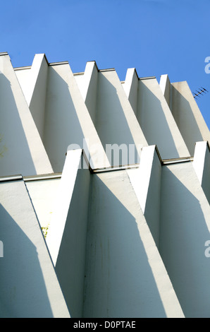 Motifs géométriques du Babylone (1969) Appartements modernistes par Henri Castella à la Grande-Motte Resort ville ou Holiday Resort Hérault France Banque D'Images