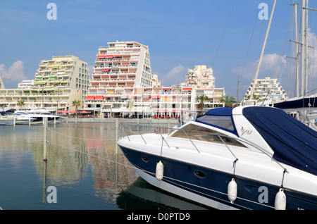 Pleasure Port, Harbour, Yachts et Quay Charles de Gaulle à la Grande-Motte Resort Town, Holiday Resort ou New Town Hérault France Banque D'Images