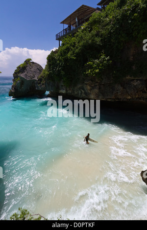 Surfers dans l'Océan Indien à Suluban Beach à Bali, Indonésie Banque D'Images