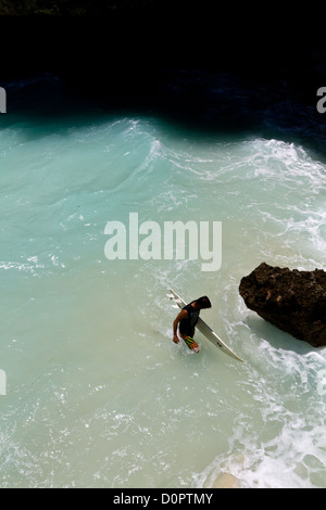 Surfers dans l'Océan Indien à Suluban Beach à Bali, Indonésie Banque D'Images