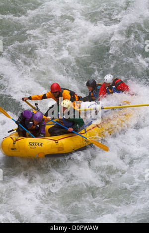 Rafting Six Mile Creek, Alaska, la Forêt Nationale de Chugach. Banque D'Images