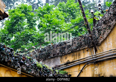 HANOI, Vietnam — détail du verre brisé encastré le long des hauts murs à l'extérieur de la prison de Hoa Lo (également connu sous le nom de Hanoi Hilton). Avec le verre, le fil barbelé électrifié court le long des murs. Banque D'Images