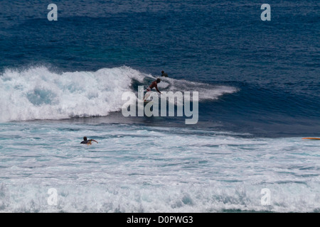 Surfers dans l'Océan Indien à Suluban Beach à Bali, Indonésie Banque D'Images