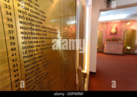 HANOI, Vietnam — un mémorial intérieur pour les prisonniers politiques vietnamiens détenus à la prison de Hoa Lo sous la domination coloniale française. A gauche se trouve une grande plaque montée sur le mur avec les noms des prisonniers. La prison de Hoa Lo, également connue sarcastiquement sous le nom de Hanoi Hilton pendant la guerre du Vietnam, était à l'origine une prison coloniale française pour prisonniers politiques, puis une prison nord-vietnamienne pour prisonniers de guerre. Il est particulièrement célèbre pour être la prison utilisée pour les pilotes américains abattus pendant la guerre du Vietnam. Banque D'Images