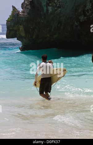 Surfers dans l'Océan Indien à Suluban Beach à Bali, Indonésie Banque D'Images